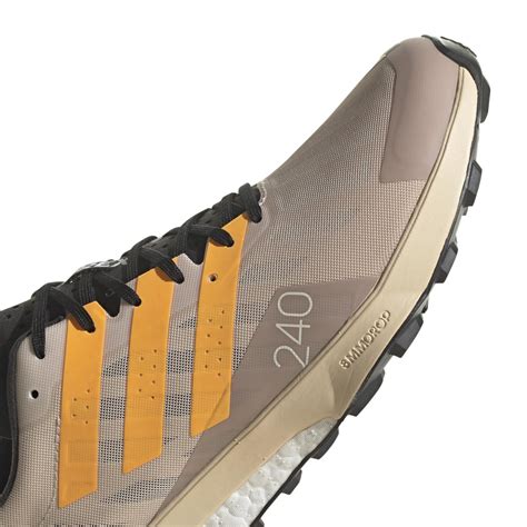 dames voeten in adidas schoen|Adidas trail schoenen.